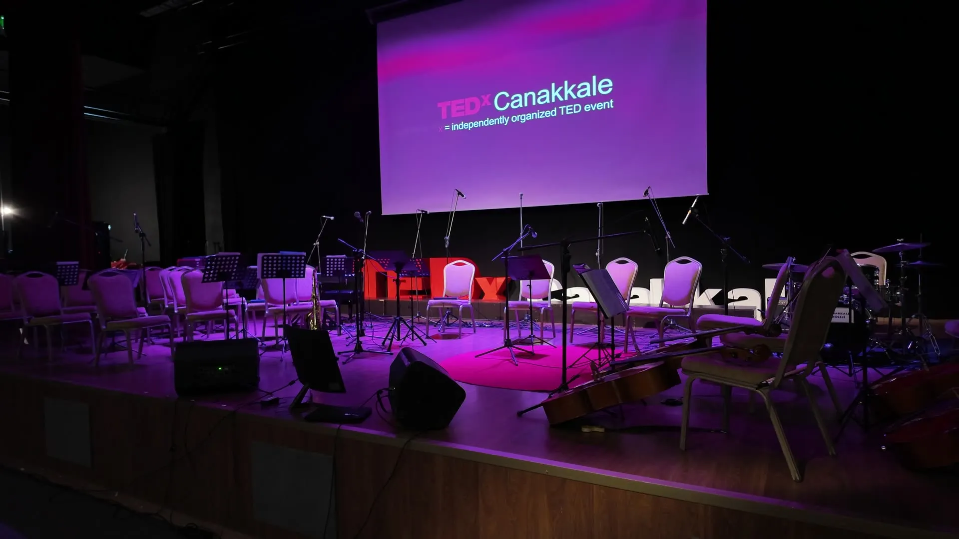 TEDx Çanakkale sahnesi ışıklar altında hazır