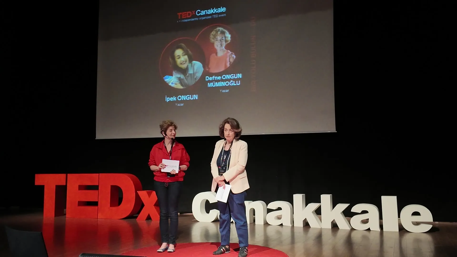 TEDx Çanakkale sahnesinde konuşmacı