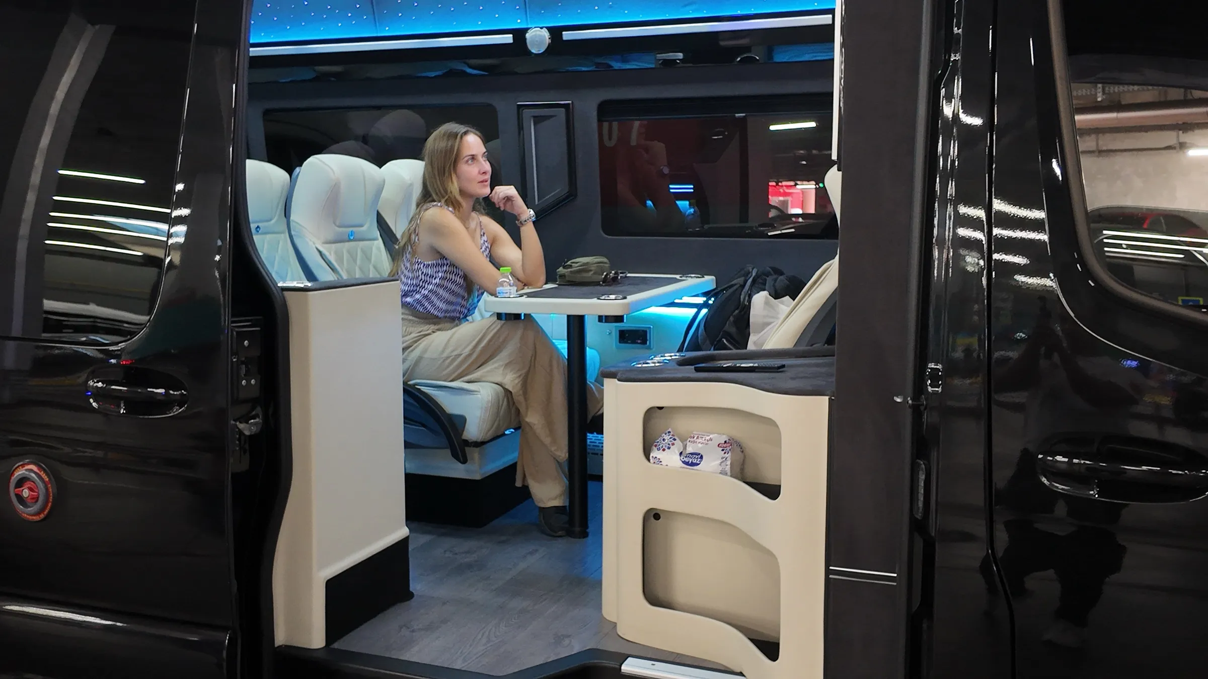 Deri koltuklu VIP minibüsün iç mekânı